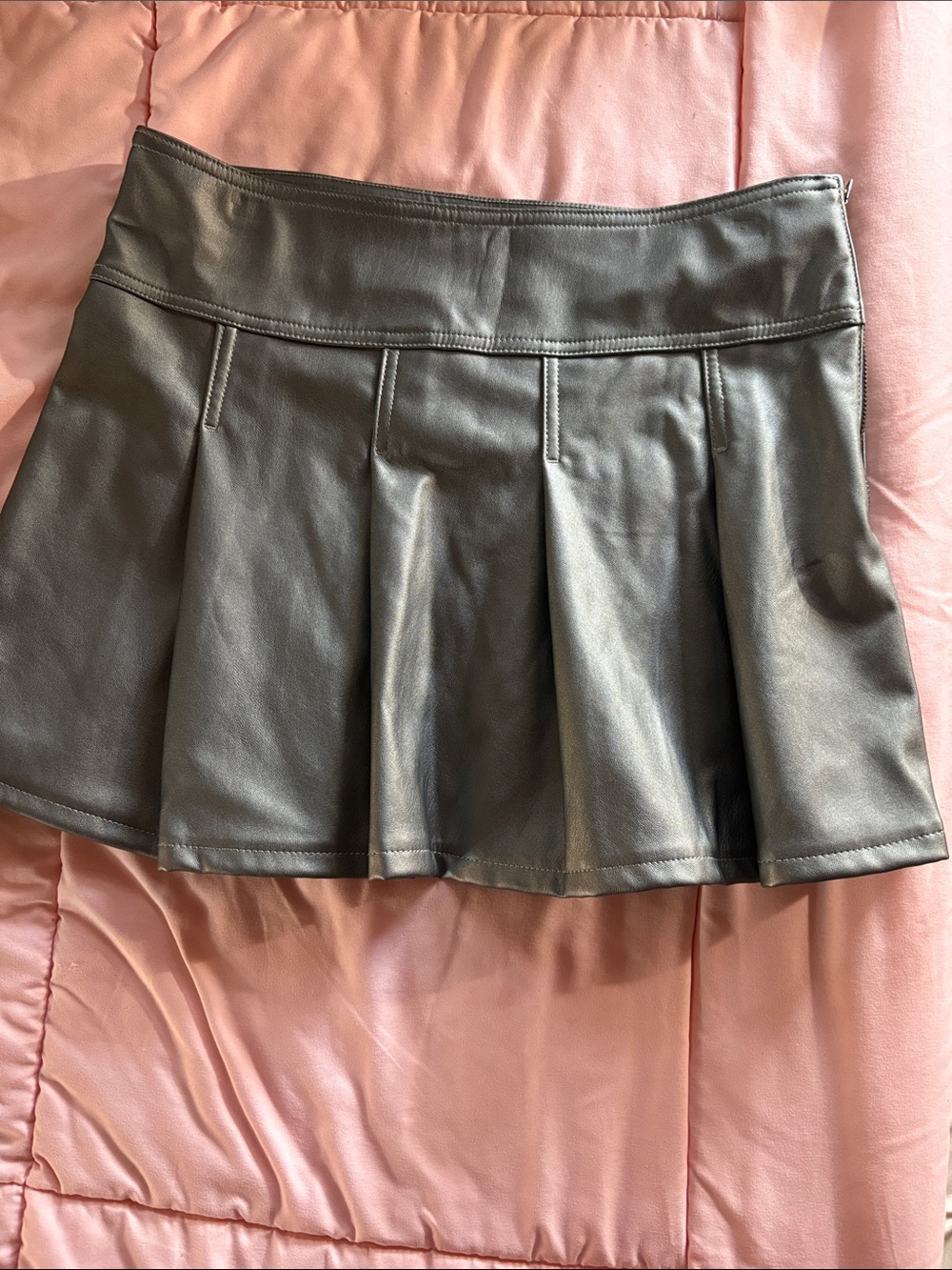 Celebrity Pink Faux Leather Pleated Mini Skirt in Gray